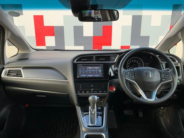 シャトル Ｇホンダセンシング　純正ナビ・ＣＤ・ＵＳＢ接続・Ｂｌｕｅｔｏｏｔｈ接続・バックカメラ・純正フロアマット・オートＬＥＤヘッドライト・ドアバイザー・オートエアコン・レーンキープアシスト・アダプティブクルーズコントロール・（3枚目）