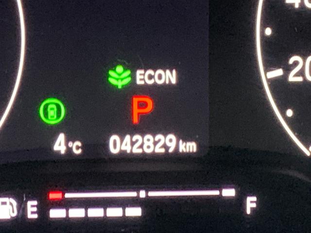 ヴェゼル ｅ：ＨＥＶＺ　ホンダセンシング・純正ナビ・フルセグ・ＣＤ／ＤＶＤ・Ｂｌｕｅｔｏｏｔｈ接続・バックカメラ・パーキングセンサー・社外ドライブレコーダー前後・純正フロアマット・前列シートヒーター・オートＬＥＤヘッドライト（12枚目）