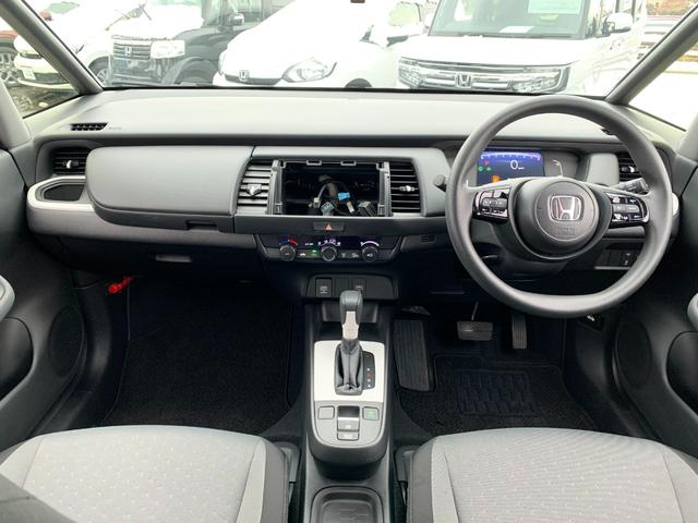 フィット ベーシック ホンダセンシング・パーキングセンサー・純正フロアマット・電子パーキングブレーキ・オートブレーキホールド・オートハロゲンヘッドライト・サイドカーテンエアバック・(3枚目)