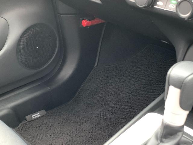フィット ベーシック ホンダセンシング・パーキングセンサー・純正フロアマット・電子パーキングブレーキ・オートブレーキホールド・オートハロゲンヘッドライト・サイドカーテンエアバック・(18枚目)