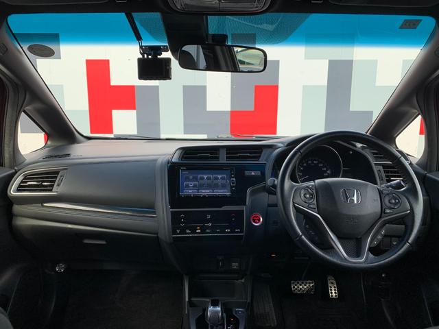 フィットハイブリッド Ｓホンダセンシング　ホンダセンシング・純正ナビ・フルセグ・ＣＤ／ＤＶＤ・Ｂｌｕｅｔｏｏｔｈ接続・バックカメラ・純正エンジンスターター・純正フロアマット・社外ドライブレコーダー前後・アームレスト・ドアバイザー・ＥＴＣ・（3枚目）