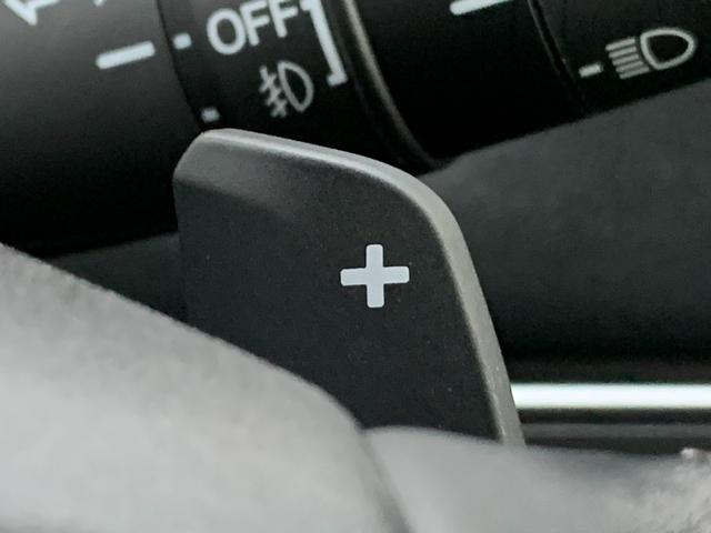 ヴェゼル ｅ：ＨＥＶＺ　Ｈｏｎｄａコネクトディスプレイ・フルセグ・バックカメラ・パーキングセンサー・ドアバイザー・アームレスト・純正フロアマット・オートＬＥＤヘッドライト・前列シートヒーター・電子パーキングブレーキ・ＥＴＣ・（8枚目）