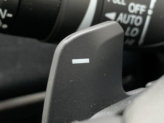 ヴェゼル ｅ：ＨＥＶＺ　Ｈｏｎｄａコネクトディスプレイ・フルセグ・バックカメラ・パーキングセンサー・ドアバイザー・アームレスト・純正フロアマット・オートＬＥＤヘッドライト・前列シートヒーター・電子パーキングブレーキ・ＥＴＣ・（9枚目）