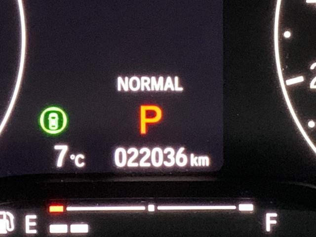 ヴェゼル ｅ：ＨＥＶＺ　Ｈｏｎｄａコネクトディスプレイ・フルセグ・バックカメラ・パーキングセンサー・ドアバイザー・アームレスト・純正フロアマット・オートＬＥＤヘッドライト・前列シートヒーター・電子パーキングブレーキ・ＥＴＣ・（13枚目）