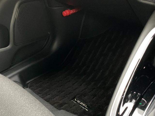 ヴェゼル ｅ：ＨＥＶＺ　Ｈｏｎｄａコネクトディスプレイ・フルセグ・バックカメラ・パーキングセンサー・ドアバイザー・アームレスト・純正フロアマット・オートＬＥＤヘッドライト・前列シートヒーター・電子パーキングブレーキ・ＥＴＣ・（20枚目）