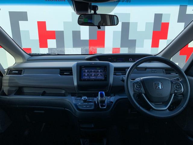 フリード＋ハイブリッド ハイブリッドＧ・ホンダセンシング　ホンダセンシング・純正ナビ・フルセグ・ＣＤ／ＤＶＤ・Ｂｌｕｅｔｏｏｔｈ接続・バックカメラ・両側電動スライドドア・左側サイドステップ・純正エンジンスターター・前列シートヒーター・純正フロアマット・ＥＴＣ（3枚目）