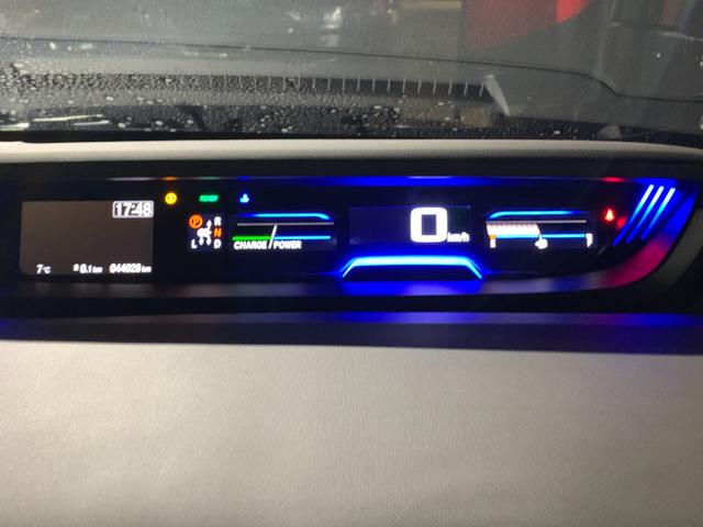 フリード＋ハイブリッド ハイブリッドＧ・ホンダセンシング　ホンダセンシング・純正ナビ・フルセグ・ＣＤ／ＤＶＤ・Ｂｌｕｅｔｏｏｔｈ接続・バックカメラ・両側電動スライドドア・左側サイドステップ・純正エンジンスターター・前列シートヒーター・純正フロアマット・ＥＴＣ（11枚目）