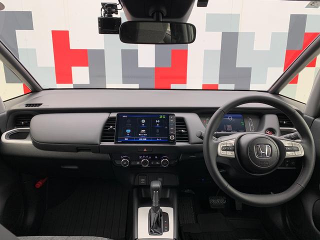 フィット ｅ：ＨＥＶホーム助手席回転シート車　助手席回転シート・ホンダセンシング・純正エンジンスターター・純正ナビ・フルセグ・ＣＤ／ＤＶＤ・Ｂｌｕｅｔｏｏｔｈ接続・バックカメラ・パーキングセンサー・社外ドライブレコーダー前後・ＬＥＤヘッドライト・（3枚目）