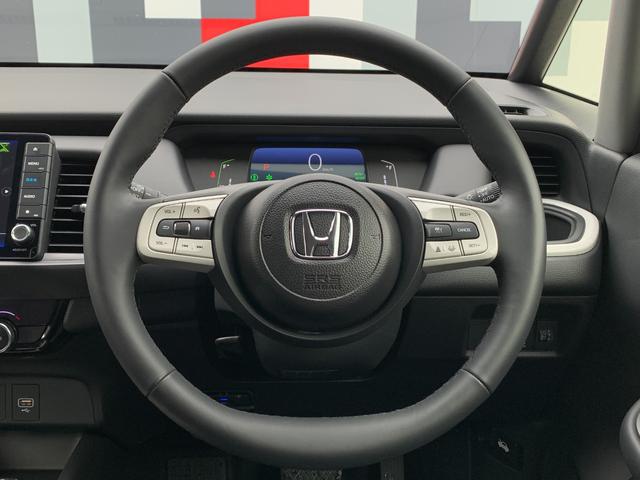 フィット ｅ：ＨＥＶホーム助手席回転シート車　助手席回転シート・ホンダセンシング・純正エンジンスターター・純正ナビ・フルセグ・ＣＤ／ＤＶＤ・Ｂｌｕｅｔｏｏｔｈ接続・バックカメラ・パーキングセンサー・社外ドライブレコーダー前後・ＬＥＤヘッドライト・（4枚目）