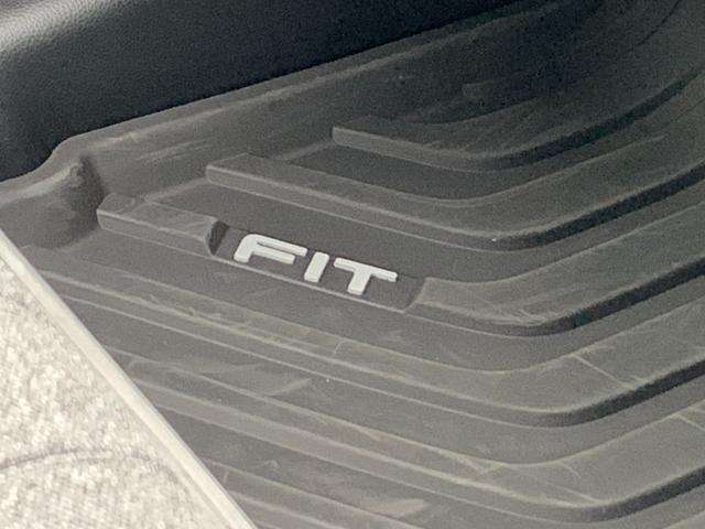 フィット ｅ：ＨＥＶホーム助手席回転シート車　助手席回転シート・ホンダセンシング・純正エンジンスターター・純正ナビ・フルセグ・ＣＤ／ＤＶＤ・Ｂｌｕｅｔｏｏｔｈ接続・バックカメラ・パーキングセンサー・社外ドライブレコーダー前後・ＬＥＤヘッドライト・（17枚目）