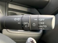 「ＬＥＤオートライト」車外の明るさに応じて、自動的にライトの点灯・消灯をしてくれます。トンネルが続くような道でも、いちいちライトスイッチを操作する必要がありません。消し忘れの心配もありません。 6