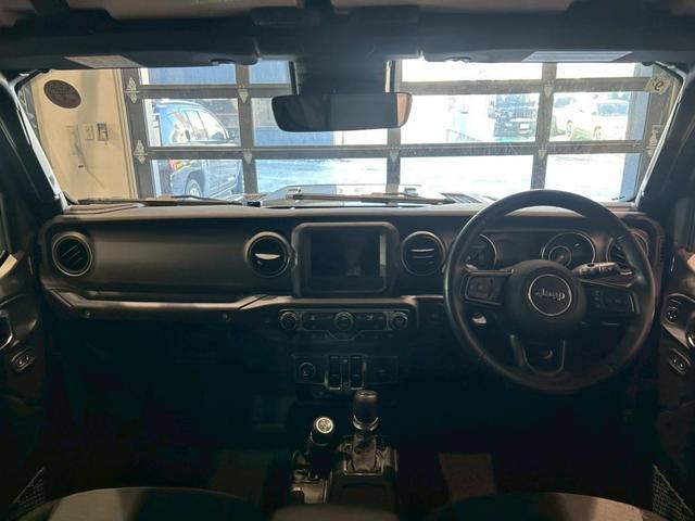 ジープ・ラングラーアンリミテッド ウィリス　ウィリス／禁煙車／ワンオーナー／Ｂｌｕｅｔｏｏｔｈ／バックカメラ／ＡＡＣ／前面衝突警報／ヒルスタートアシスト／ＬＥＤオートライト／ＥＴＣ．／純正１７ＡＷ／４ＷＤ／ＭＴモード付ＡＴ（6枚目）