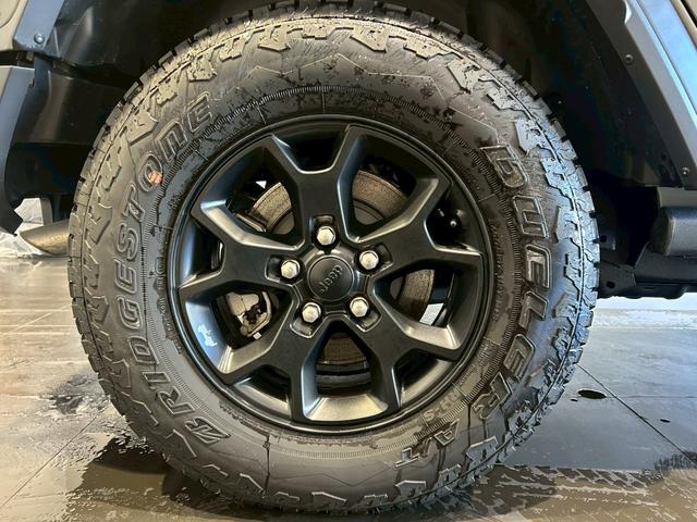 ジープ・ラングラーアンリミテッド ウィリス　ウィリス／禁煙車／ワンオーナー／Ｂｌｕｅｔｏｏｔｈ／バックカメラ／ＡＡＣ／前面衝突警報／ヒルスタートアシスト／ＬＥＤオートライト／ＥＴＣ．／純正１７ＡＷ／４ＷＤ／ＭＴモード付ＡＴ（29枚目）