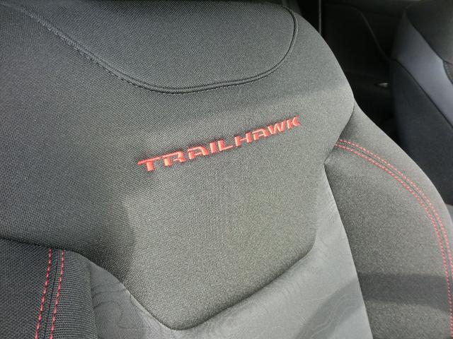 ジープ・レネゲード トレイルホーク ワンオーナー・クルーズコントロール・バックカメラ・ブラインドスポットモニター・プッシュスタート・キセノンヘッドライト・ETC・社外アルミホイール(4枚目)