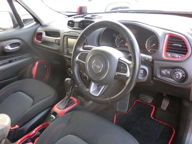 ジープ・レネゲード トレイルホーク ワンオーナー・クルーズコントロール・バックカメラ・ブラインドスポットモニター・プッシュスタート・キセノンヘッドライト・ETC・社外アルミホイール(5枚目)