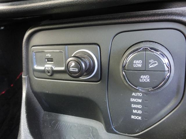 ジープ・レネゲード トレイルホーク ワンオーナー・クルーズコントロール・バックカメラ・ブラインドスポットモニター・プッシュスタート・キセノンヘッドライト・ETC・社外アルミホイール(9枚目)