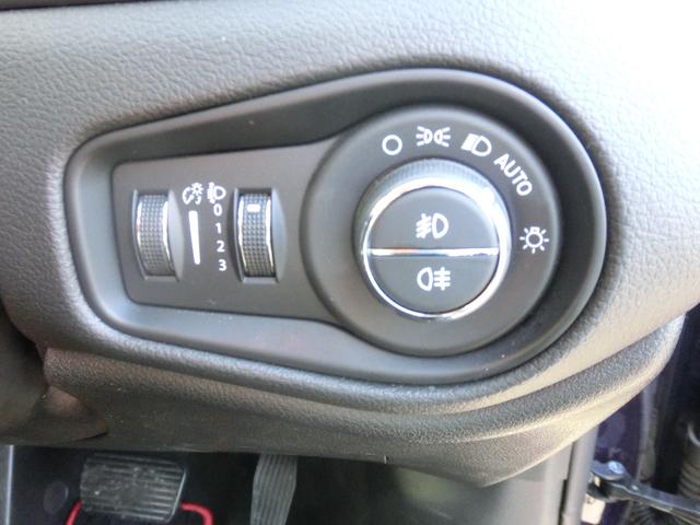 ジープ・レネゲード トレイルホーク ワンオーナー・クルーズコントロール・バックカメラ・ブラインドスポットモニター・プッシュスタート・キセノンヘッドライト・ETC・社外アルミホイール(10枚目)