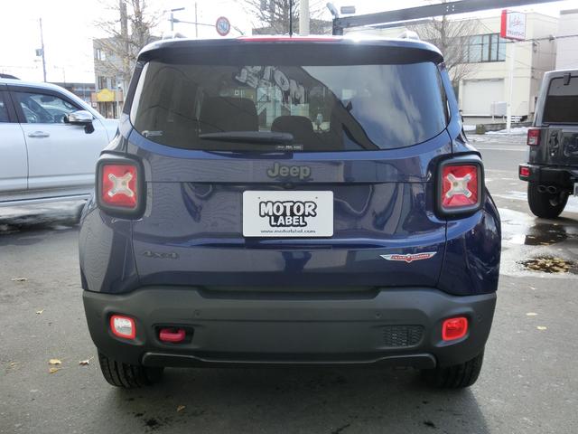 ジープ・レネゲード トレイルホーク ワンオーナー・クルーズコントロール・バックカメラ・ブラインドスポットモニター・プッシュスタート・キセノンヘッドライト・ETC・社外アルミホイール(13枚目)