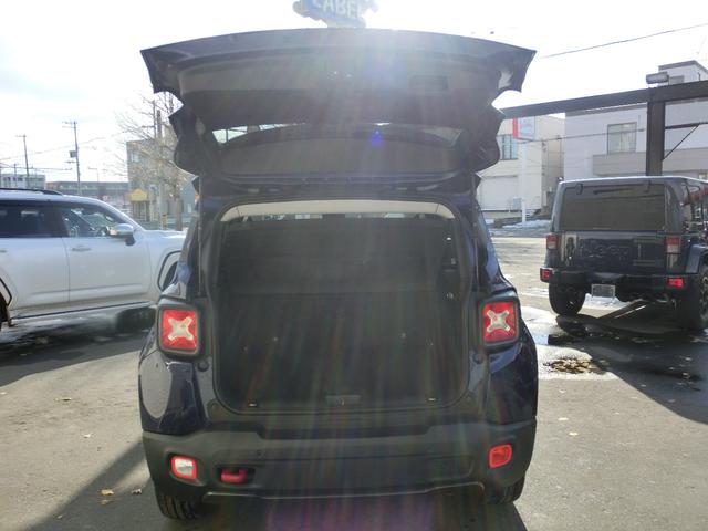 ジープ・レネゲード トレイルホーク ワンオーナー・クルーズコントロール・バックカメラ・ブラインドスポットモニター・プッシュスタート・キセノンヘッドライト・ETC・社外アルミホイール(14枚目)