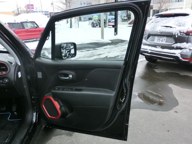 ジープ・レネゲード４ｘｅ トレイルホーク　４ｘｅ　４ＷＤ・１３００ｃｃターボ・４ｘｅ・充電ケーブル・メーカーナビ・ディスプレイオーディオ・Ｂｌｕｅｔｏｏｔｈ・ＬＥＤヘッド・クルーズコントロール・レーンアシスト・駐車支援・ドラレコ・ＥＴＣ・本州仕入（37枚目）