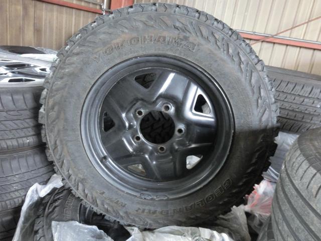 ジムニー ワイルドウインドリミテッド　タニグチ前後バンパー・タニグチ２ＵＰシャックル公認・ＣＤ・グリーンツートン・革調シートカバー・革調内張・ウッドハンドル・夏ブロックタイヤ付純正ホイール・冬２０２４製ＢＳスタッドレス・クリスタルライト（6枚目）