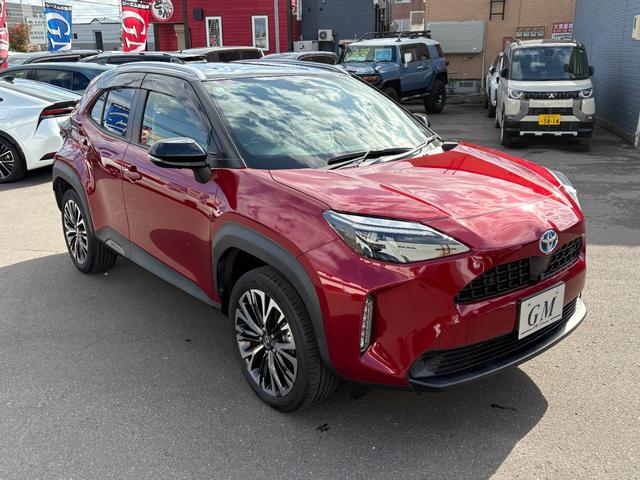 ヤリスクロス ハイブリッドＺ　４ＷＤ　トヨタコネクティッドナビＴＶ　全方位カメラ　スマートキー　ＥＴＣ　前後ドライブレコーダー　両側シートヒーター　パワーバックドア　ハーフレザーシート　パワーシート　クルーズコントロール（4枚目）