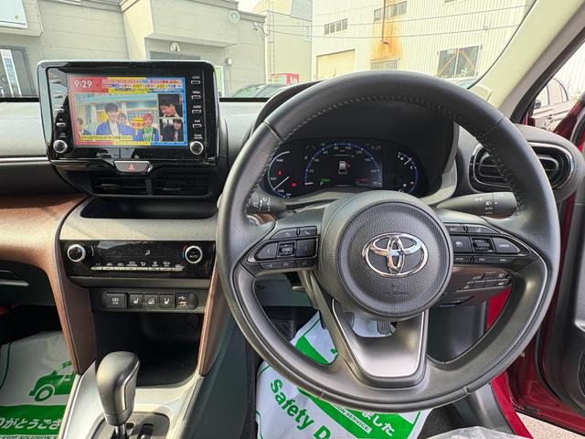 ヤリスクロス ハイブリッドＺ　４ＷＤ　トヨタコネクティッドナビＴＶ　全方位カメラ　スマートキー　ＥＴＣ　前後ドライブレコーダー　両側シートヒーター　パワーバックドア　ハーフレザーシート　パワーシート　クルーズコントロール（25枚目）