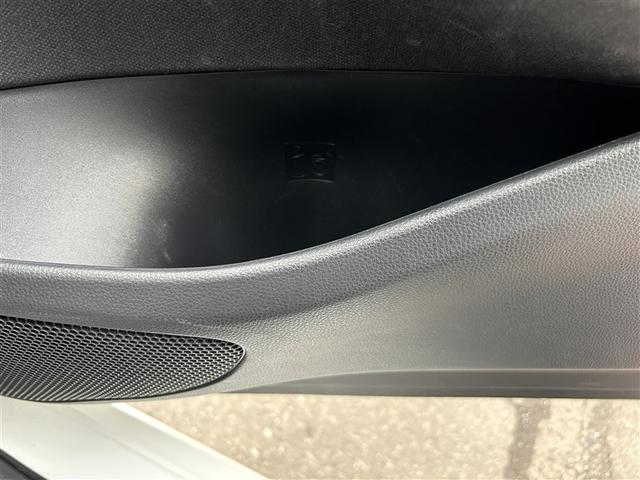 ヤリス Ｘ　４ＷＤ　メモリーナビ　バックカメラ　衝突被害軽減システム　ＥＴＣ（32枚目）