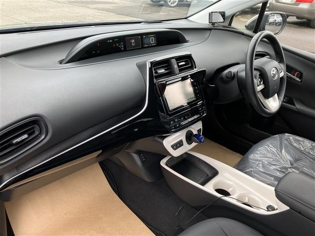 プリウス Ａツーリングセレクション　４ＷＤ　フルセグ　メモリーナビ　バックカメラ　衝突被害軽減システム　ＥＴＣ　ＬＥＤヘッドランプ　記録簿（7枚目）