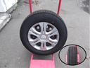 スタッドレスタイヤには純正ホイールカバー＋スチールホイール　（タイヤの残り溝は約７ミリですが２０２１年製の物が装着されております。交換がオススメです。）