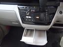 空調スイッチはタッチパネル式でスムーズな操作が可能です。・下部には収納式のテーブル＆カップホルダー装備です。