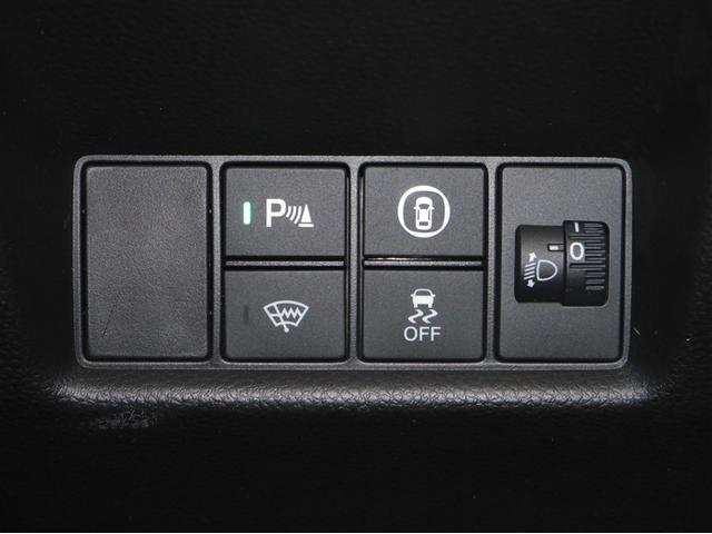 フィット ベーシック　衝突被害軽減システム　Ｒカメラ　ナビ　４ＷＤ　オートクルーズコントロール　メモリーナビ　アイドリングストップ　ＥＴＣ車載器　横滑り防止　スマートキー　盗難防止システム（17枚目）