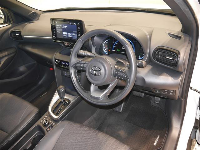 ヤリスクロス ハイブリッドＺ　クルーズＣ　横滑防止装置　リアカメラ　ＬＥＤライト　盗難防止装置　電動シート　ＡＷ　キーレス　寒冷地仕様　スマートキー　ＡＢＳ　４ＷＤ　ＡＣ１００Ｖ　ミュージックプレイヤー接続可　エアバッグ　エアコン（4枚目）