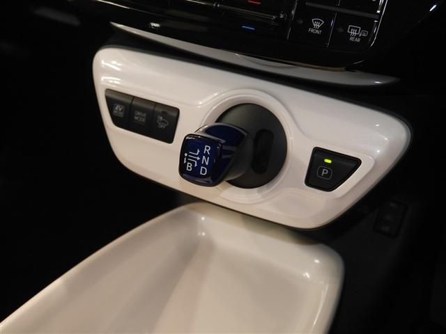 プリウス Ａプレミアム　ツーリングセレクション　横滑り防止機能　皮シート　運転席パワーシート　エアコン　パワーウィンドウ　ナビ＆ＴＶ　アイドリングストップ　ＬＥＤライト　盗難防止装置　スマートキー＆プッシュスタート　キーレス　ＥＴＣ　アルミホイール（6枚目）