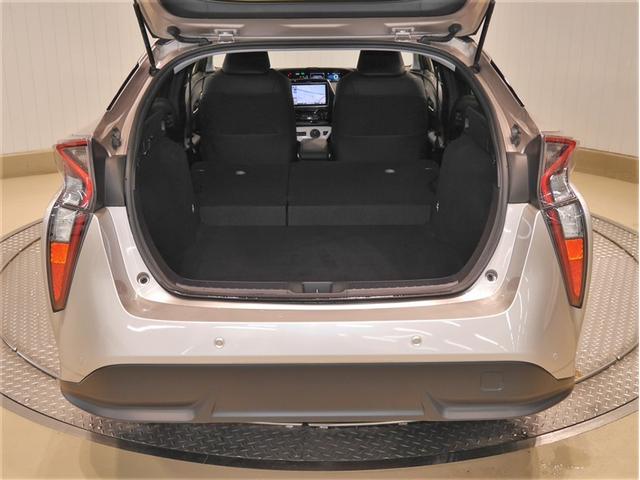 プリウス Ａプレミアム　ツーリングセレクション　横滑り防止機能　皮シート　運転席パワーシート　エアコン　パワーウィンドウ　ナビ＆ＴＶ　アイドリングストップ　ＬＥＤライト　盗難防止装置　スマートキー＆プッシュスタート　キーレス　ＥＴＣ　アルミホイール（9枚目）