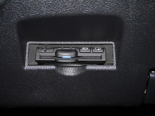 プリウス Ａプレミアム　ツーリングセレクション　横滑り防止機能　皮シート　運転席パワーシート　エアコン　パワーウィンドウ　ナビ＆ＴＶ　アイドリングストップ　ＬＥＤライト　盗難防止装置　スマートキー＆プッシュスタート　キーレス　ＥＴＣ　アルミホイール（29枚目）