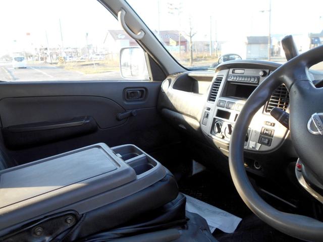 4WD 3.0DT 寒冷地仕様 夏冬タイヤ付 8人乗り(12枚目)