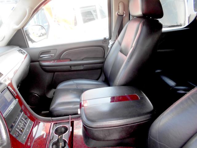 キャデラックエスカレード ＥＳＶ　ＡＷＤ　６．２黒革　ＥＳＶロング　２０ＡＷ＆マッドタイヤ　フロントスポイラー　ＬＥＤヘッドライト　グリル　マフラー　キャプテンシート　ＥＴＣ　サンルーフ　１ナンバー　現行仕様テール（27枚目）