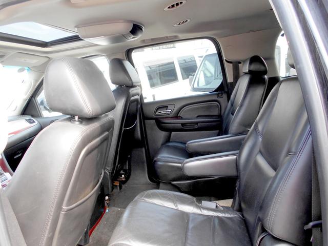 キャデラックエスカレード ＥＳＶ　ＡＷＤ　６．２黒革　ＥＳＶロング　２０ＡＷ＆マッドタイヤ　フロントスポイラー　ＬＥＤヘッドライト　グリル　マフラー　キャプテンシート　ＥＴＣ　サンルーフ　１ナンバー　現行仕様テール（32枚目）