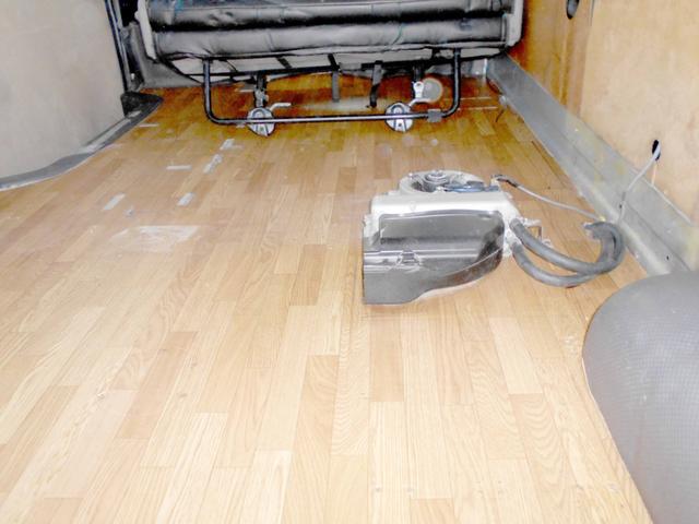 ハイエースバン SロングDX 4WD 2.5DT 4型フェイス&スポイラー テール 修復歴無し LEDヘッド&フォグ コンビハンドル 100V電源 リアヒーター 1オーナー車 ヒッチメンバー(44枚目)