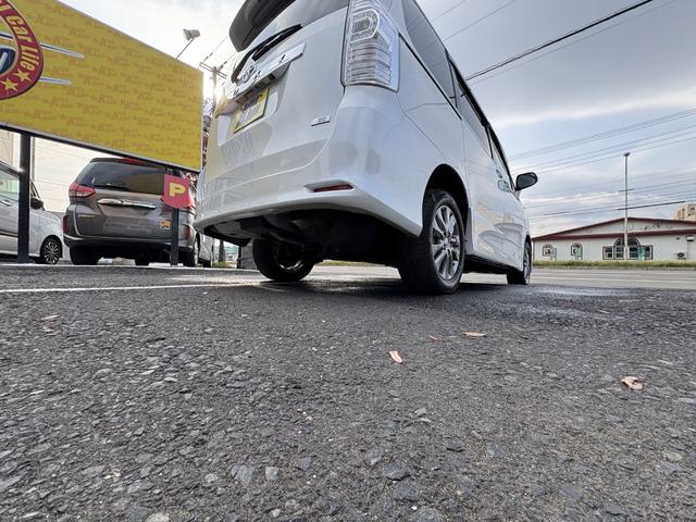 ヴォクシー ＺＳ　煌ＩＩＩ　事故無　４ＷＤ　本州仕入　スマートキー（スペアーアリ）　両側パワースライドドア　レザーハーフシート　８人乗　ビルトインＥＴＣ　フルセグナビ　バックカメラタットレスホイル付　全磨き済（18枚目）