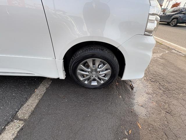 ヴォクシー ＺＳ　煌ＩＩＩ　事故無　４ＷＤ　本州仕入　スマートキー（スペアーアリ）　両側パワースライドドア　レザーハーフシート　８人乗　ビルトインＥＴＣ　フルセグナビ　バックカメラタットレスホイル付　全磨き済（33枚目）