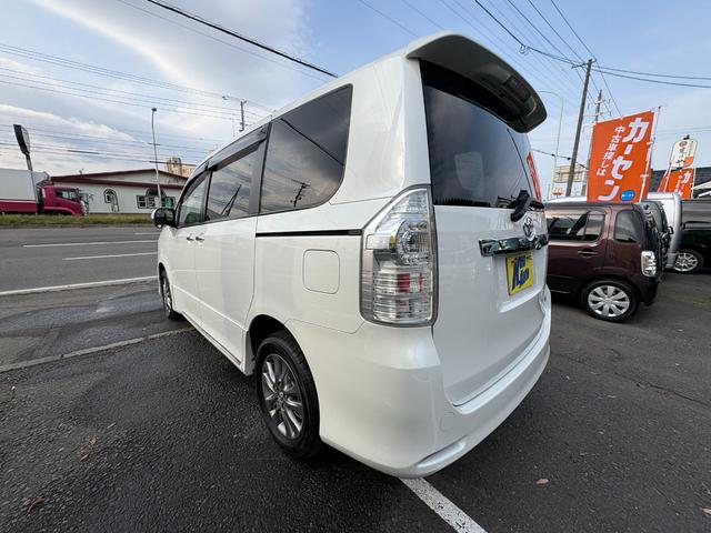 ヴォクシー ＺＳ　煌ＩＩＩ　事故無　４ＷＤ　本州仕入　スマートキー（スペアーアリ）　両側パワースライドドア　レザーハーフシート　８人乗　ビルトインＥＴＣ　フルセグナビ　バックカメラタットレスホイル付　全磨き済（39枚目）