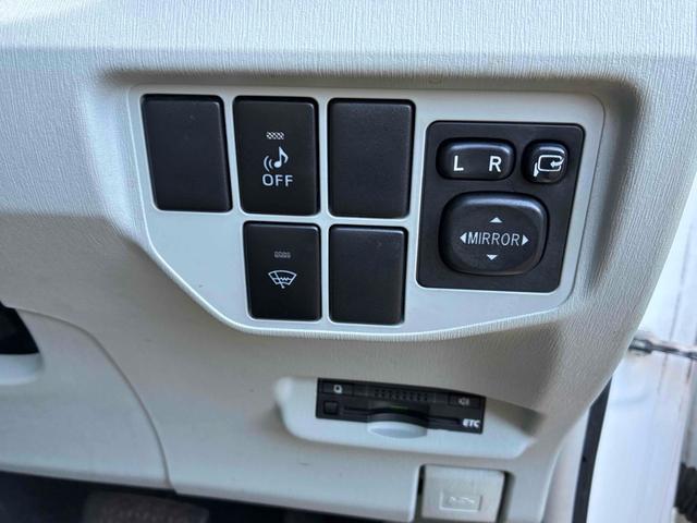 プリウス Ｇ　車検８年１１月　スマートキー×２　ＥＴＣ　ＥＴＣ　バックカメラ　オートクルーズコントロール　アルミホイール　ＨＩＤ　パワーシート　スマートキー　アイドリングストップ　電動格納ミラー　ＣＶＴ　盗難防止システム　衝突安全ボディ　ＡＢＳ　ＥＳＣ（7枚目）