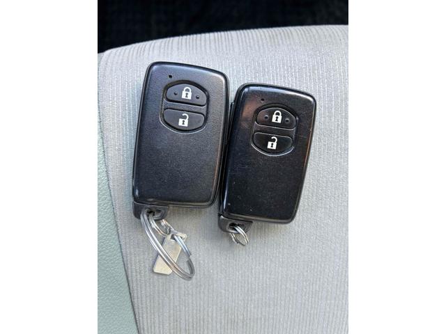 プリウス Ｇ　車検８年１１月　スマートキー×２　ＥＴＣ　ＥＴＣ　バックカメラ　オートクルーズコントロール　アルミホイール　ＨＩＤ　パワーシート　スマートキー　アイドリングストップ　電動格納ミラー　ＣＶＴ　盗難防止システム　衝突安全ボディ　ＡＢＳ　ＥＳＣ（11枚目）