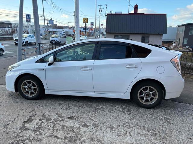 プリウス Ｇ　車検８年１１月　スマートキー×２　ＥＴＣ　ＥＴＣ　バックカメラ　オートクルーズコントロール　アルミホイール　ＨＩＤ　パワーシート　スマートキー　アイドリングストップ　電動格納ミラー　ＣＶＴ　盗難防止システム　衝突安全ボディ　ＡＢＳ　ＥＳＣ（14枚目）