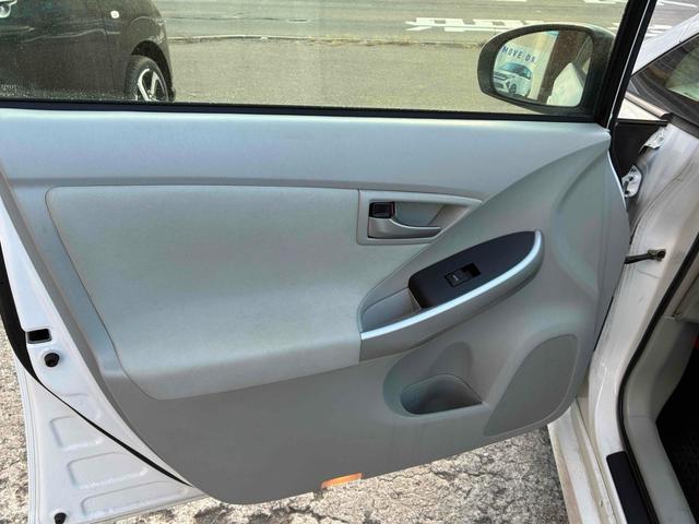 プリウス Ｇ　車検８年１１月　スマートキー×２　ＥＴＣ　ＥＴＣ　バックカメラ　オートクルーズコントロール　アルミホイール　ＨＩＤ　パワーシート　スマートキー　アイドリングストップ　電動格納ミラー　ＣＶＴ　盗難防止システム　衝突安全ボディ　ＡＢＳ　ＥＳＣ（28枚目）