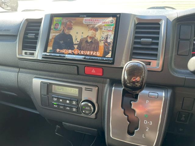 ハイエースバン スーパーＧＬ　ダークプライム　４ＷＤ　ＥＴＣ　バックカメラ　ナビ　ＴＶ　両側スライドドア　スマートキー　電動格納ミラー　ＣＶＴ　アルミホイール　ＣＤ　ＤＶＤ再生　Ｂｌｕｅｔｏｏｔｈ　エアコン　パワーウィンドウ　運転席エアバッグ（5枚目）