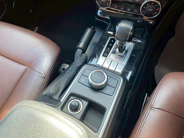 Ｇクラス Ｇ３５０　ブルーテック　３５ｔｈアニバーサリーＥＤ　４ＷＤ　ドライブレコーダー　ＥＴＣ　バックカメラ　クリアランスソナー　パワーシート　ナビ　ＴＶ　オートライト　アルミホイール　キーレスエントリー　電動格納ミラー　シートヒーター　ＡＴ　ＣＤ　ＥＳＣ（9枚目）
