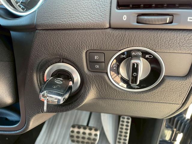 Ｇクラス Ｇ３５０　ブルーテック　３５ｔｈアニバーサリーＥＤ　４ＷＤ　ドライブレコーダー　ＥＴＣ　バックカメラ　クリアランスソナー　パワーシート　ナビ　ＴＶ　オートライト　アルミホイール　キーレスエントリー　電動格納ミラー　シートヒーター　ＡＴ　ＣＤ　ＥＳＣ（11枚目）